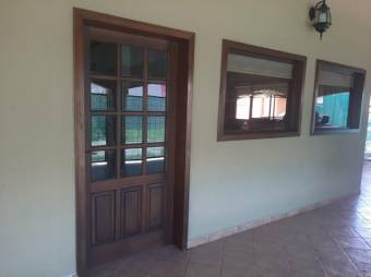 Se vende espaciosa casa con amplio lote en Coyol de Alajuela 24-182