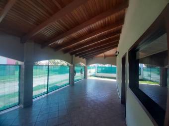 Se vende espaciosa casa con amplio lote en Coyol de Alajuela 24-182