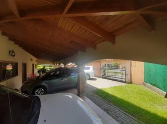 Se vende espaciosa casa con amplio lote en Coyol de Alajuela 24-182