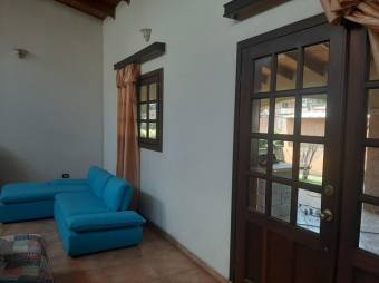 Se vende espaciosa casa con amplio lote en Coyol de Alajuela 24-182