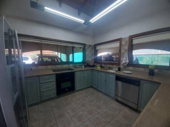 Se vende espaciosa casa con amplio lote en Coyol de Alajuela 24-182