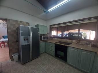 Se vende espaciosa casa con amplio lote en Coyol de Alajuela 24-182