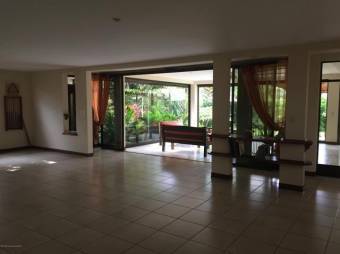 Se vende moderna casa con terraza y piscina en La Garita de Alajuela 23-2682