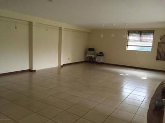 Se vende moderna casa con terraza y piscina en La Garita de Alajuela 23-2682