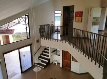 Se vende moderna casa con terraza y piscina en La Garita de Alajuela 23-2682