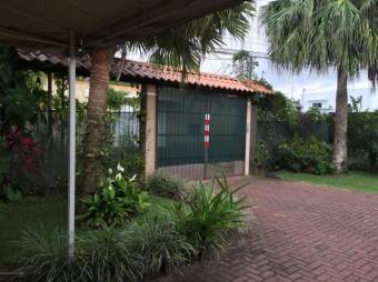 Se vende moderna casa con terraza y piscina en La Garita de Alajuela 23-2682