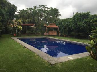 Se vende moderna casa con terraza y piscina en La Garita de Alajuela 23-2682