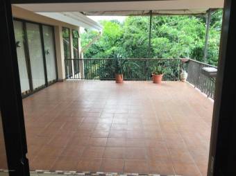 Se vende moderna casa con terraza y piscina en La Garita de Alajuela 23-2682