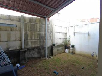 Se vende casa de 2 plantas en condominio de San Isidro en Alajuela 24-1216