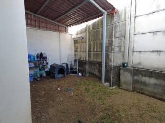 Se vende casa de 2 plantas en condominio de San Isidro en Alajuela 24-1216