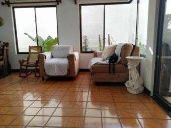 Se vende espaciosa casa con patio y terraza en condominio de Coyol en Alajuela 23-2286