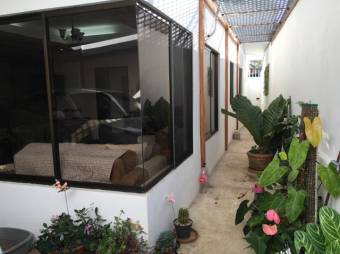 Se vende espaciosa casa con patio y terraza en condominio de Coyol en Alajuela 23-2286