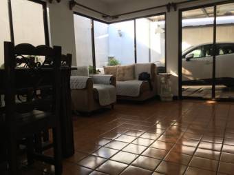 Se vende espaciosa casa con patio y terraza en condominio de Coyol en Alajuela 23-2286