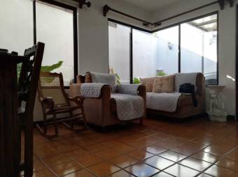 Se vende espaciosa casa con patio y terraza en condominio de Coyol en Alajuela 23-2286