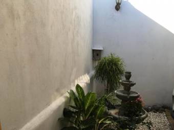 Se vende espaciosa casa con patio y terraza en condominio de Coyol en Alajuela 23-2286