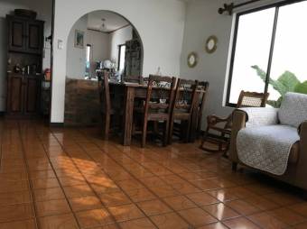 Se vende espaciosa casa con patio y terraza en condominio de Coyol en Alajuela 23-2286