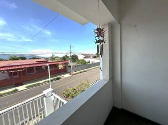 Se vende lujosa casa con patio y terraza en Alajuela Centro 24-1636