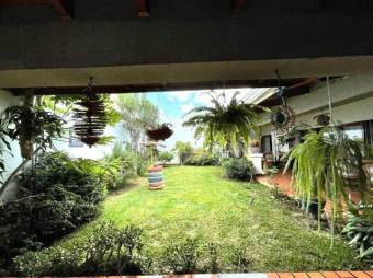 Se vende lujosa casa con patio y terraza en Alajuela Centro 24-1636