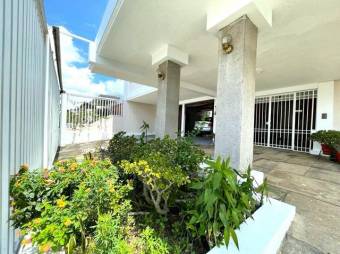 Se vende lujosa casa con patio y terraza en Alajuela Centro 24-1636