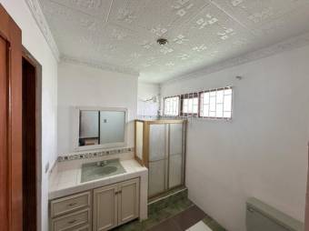 Se vende lujosa casa con patio y terraza en Alajuela Centro 24-1636