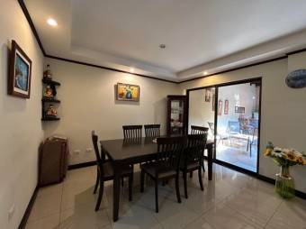 Se vende espaciosa casa con patio y terraza en Residencial de Desamparados en Alajuela 24-1662