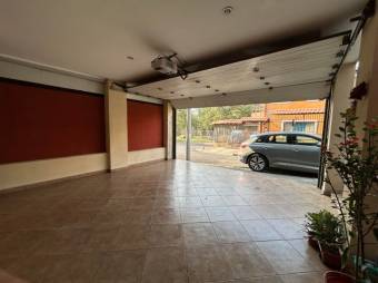 Se vende espaciosa casa con patio y terraza en Residencial de Desamparados en Alajuela 24-1662