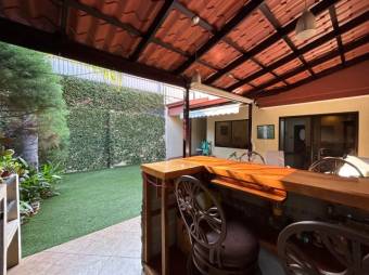 Se vende espaciosa casa con patio y terraza en Residencial de Desamparados en Alajuela 24-1662