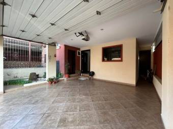 Se vende espaciosa casa con patio y terraza en Residencial de Desamparados en Alajuela 24-1662