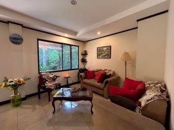 Se vende espaciosa casa con patio y terraza en Residencial de Desamparados en Alajuela 24-1662