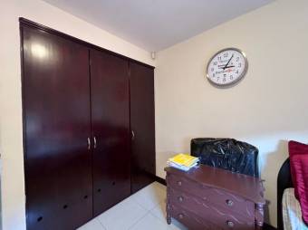 Se vende espaciosa casa con patio y terraza en Residencial de Desamparados en Alajuela 24-1662