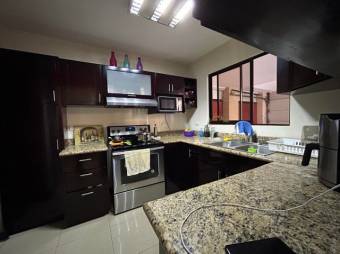 Se vende espaciosa casa con patio y terraza en Residencial de Desamparados en Alajuela 24-1662