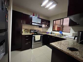 Se vende espaciosa casa con patio y terraza en Residencial de Desamparados en Alajuela 24-1662