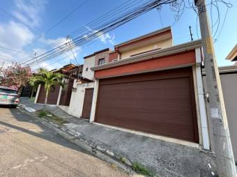 Se vende espaciosa casa con patio y terraza en Residencial de Desamparados en Alajuela 24-1662