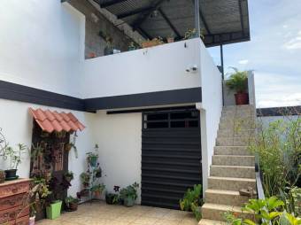 Se vende espaciosa casa con patio y terraza en Alajuela Centro 23-658