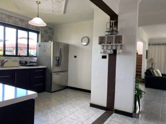 Se vende espaciosa casa con patio y terraza en Alajuela Centro 23-658