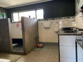 Se vende espaciosa casa con patio y terraza en Alajuela Centro 23-658