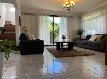 Se vende espaciosa casa con patio y terraza en Alajuela Centro 23-658