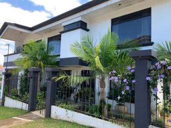 Se vende espaciosa casa con patio y terraza en Alajuela Centro 23-658