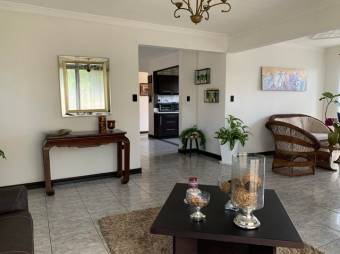 Se vende espaciosa casa con patio y terraza en Alajuela Centro 23-658