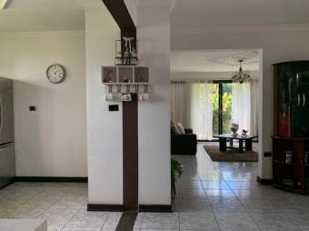 Se vende espaciosa casa con patio y terraza en Alajuela Centro 23-658