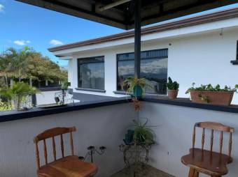 Se vende espaciosa casa con patio y terraza en Alajuela Centro 23-658