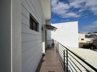 Se vende espaciosa casa con patio y terraza en condominio de Coyol en Alajuela 23-2013