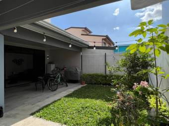 Se vende espaciosa casa con patio y terraza en condominio de Coyol en Alajuela 23-2013