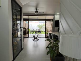 Se vende espaciosa casa con patio y terraza en condominio de Coyol en Alajuela 23-2013