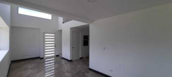 Se vende casa de 2 plantas con patio en Turrúcares de Alajuela 24-232