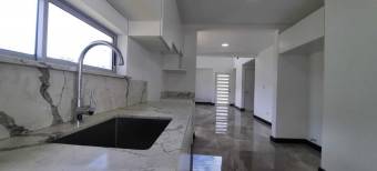 Se vende casa de 2 plantas con patio en Turrúcares de Alajuela 24-232