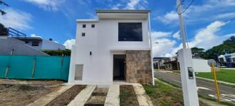 Se vende casa de 2 plantas con patio en Turrúcares de Alajuela 24-232