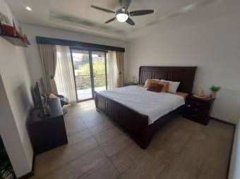 Se vende moderna casa con patio y terraza en condominio de Guacima en 