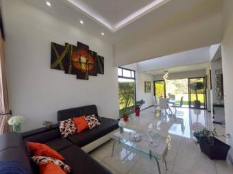 Se vende moderna casa con patio y terraza en condominio de Guacima en 