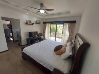 Se vende moderna casa con patio y terraza en condominio de Guacima en 